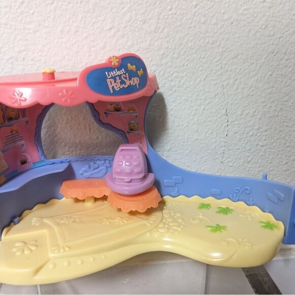 Littlest Pet Shop Bakery and Four Figures - Picture 2 of 12